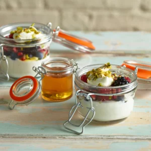 Glastöpfchen und Flaschen